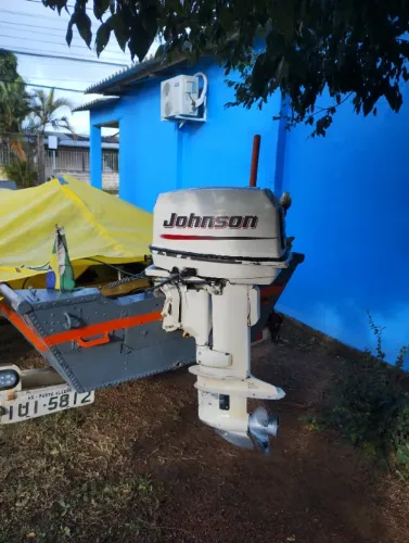 Jonson 25 Hp com partida elétrica e comando a distância.