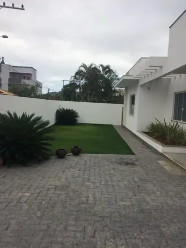 Alugo casa de 3 quartos