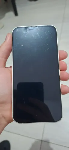 Vendo iPhone 12 na cor branca, com 128 GB de armazenamento e 4 GB de RAM.