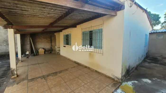 Casa com 3 quartos disponível para venda no bairro Laranjeiras em Uberlândia-MG
