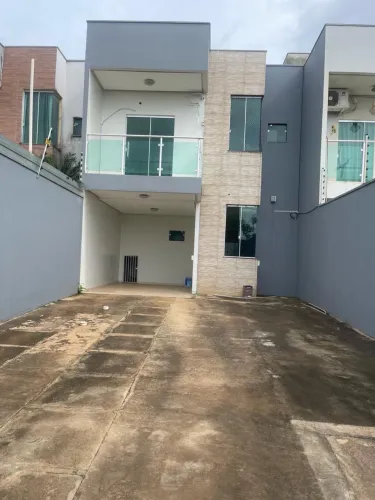 Vende - se sobrado financiado