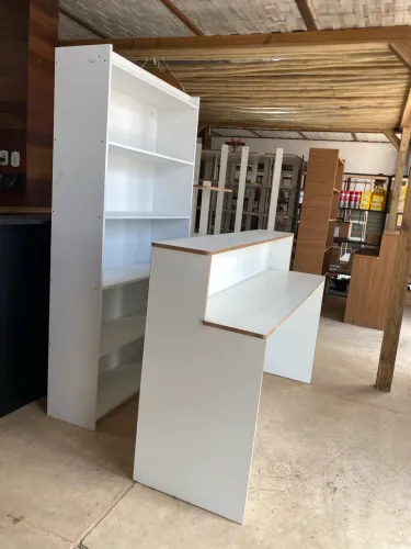 Kit loja balcão branco e armário expositor