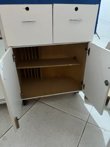 Balcão grande com rodinhas branco e azul