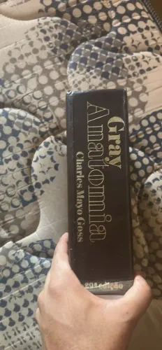 Vendo um livro