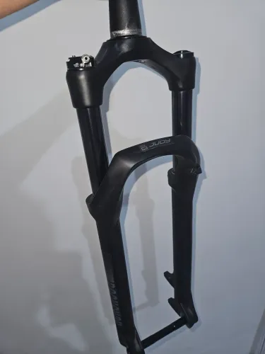 Suspensão a ar Boost Rockshox Judy 120mm c/ trava no guidão 