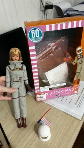Boneca Barbie Astrounauta Signature edição especial de 60 anos| semi nova
