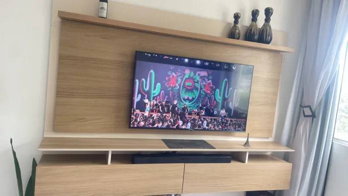 Novo vem com painel de led , ele tem 2metros está novo comprei por 1.600 vendo por 700