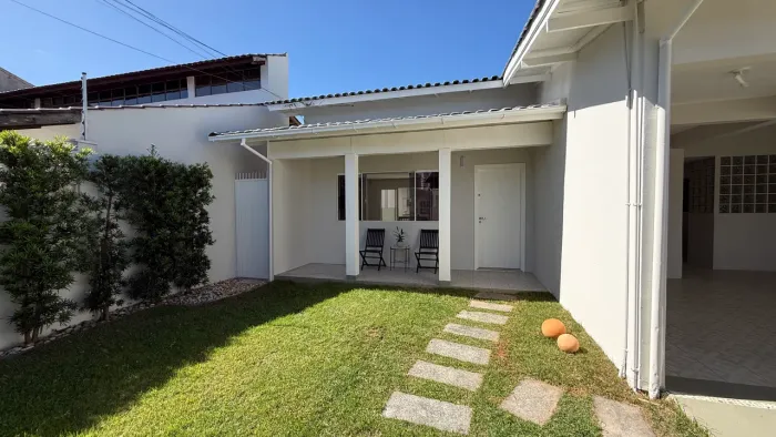 Casa térrea com piscina e edícula no Itacorubi (Parque São Jorge), 3 quartos.