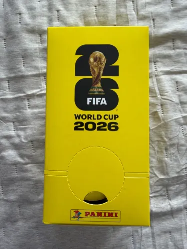 Caixa lacrada com 100 envelopes de figurinhas da copa do mundo de 2026
