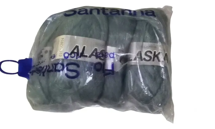Conjunto com quatro novelos Alaska Santista de lã