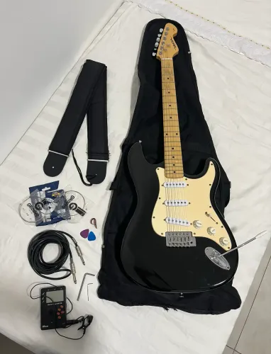 Guitarra Vogga preta Stratocaster completa com todos os acessórios necessário
