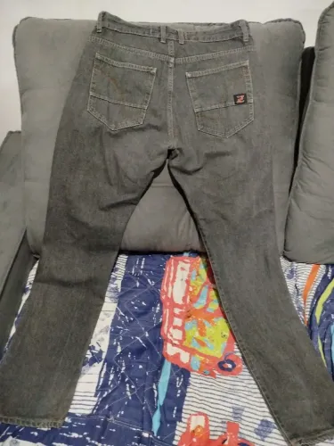 01 calça jeans Black 01 calça jeans com elastano azul n°44, entrego região Oeste de BH.