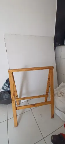 Vendo essa mesa com cavalete