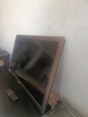 Tv 40 polegadas mais antiga mais muito boa , imagem perfeita