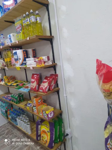 Prateleiras de compensado.