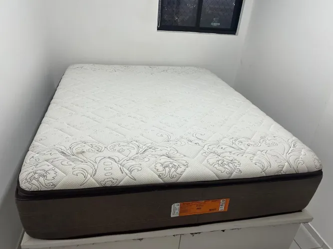 Cama box queen com baú pouco usada ótima qualidade 