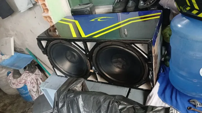 Caixa com 2 alto falantes brazz  de 12 400 watts 