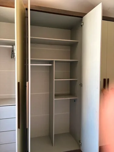 Guarda roupa semi novo 