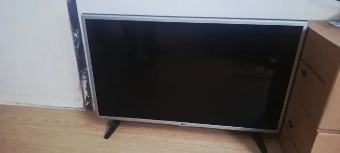 Tv LG 32' HD WebOS (Sem Imagem) com controle e cabo.
