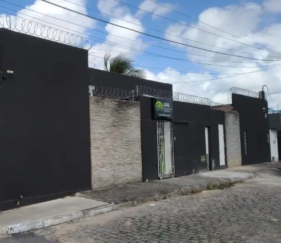 Aluga-se escritório de 40 m²,esquina da Jaguarari com a rua Pinheiro Borges