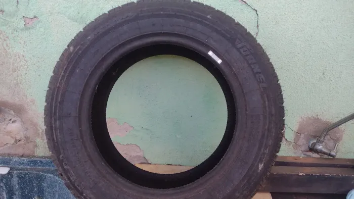 Pneu 195/65 R15 R$200,00