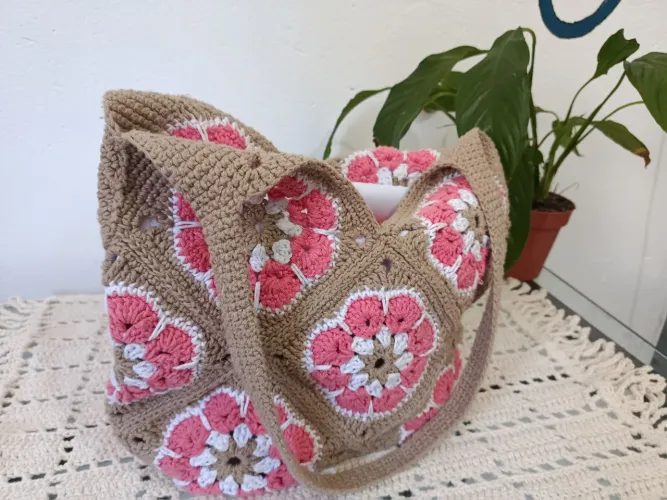 Bolsa de crochê flor africana