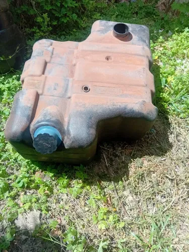 Vendo 2 tanques de combustível de caminhões em ótimo estado