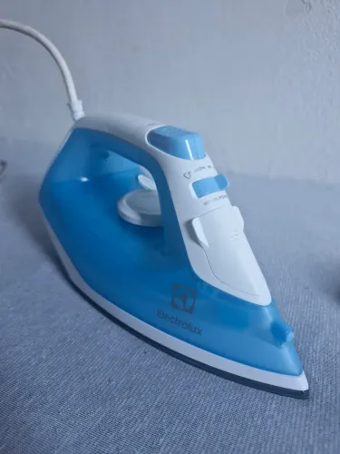 Ferro de passar a vapor - Electrolux modelo Easyline SIE60,