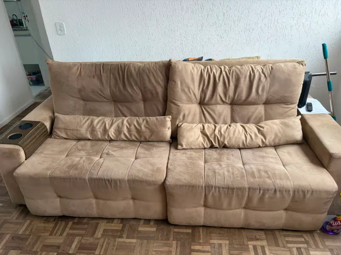 Sofá Retrátil e Reclinável 2,40 m Suede Bege - Muito Espaçoso (Oportunidade)