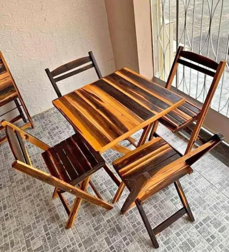 Conjunto de mesa com cadeiras