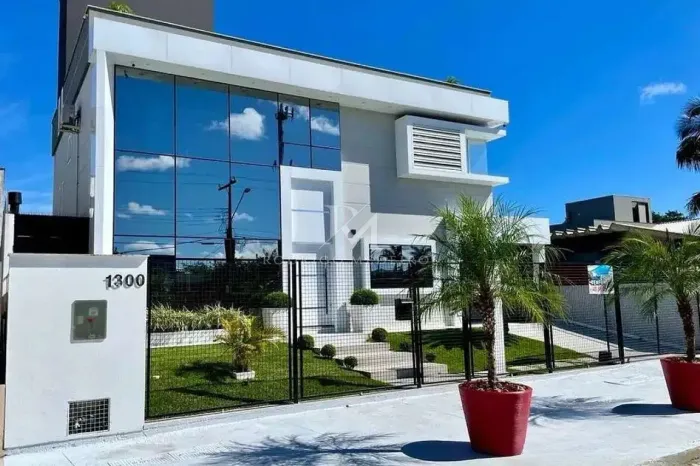 Casa com 4 suítes próxima ao mar na Daniela, Florianópolis