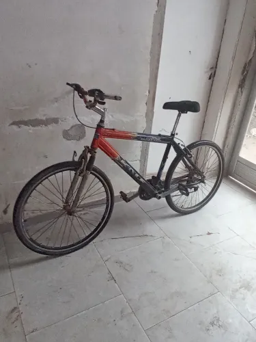 Bicicleta toda de alumínio rodagem folha aérea aro 26 rolimã nas duas 