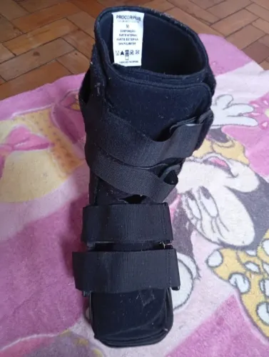Vendo bota ortopédica tamanho M, 70 reais 