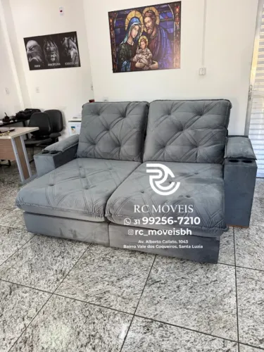 Sofá Retrátil Reclinável Cuiabá com Porta Copos D33 Molas Ensacadas