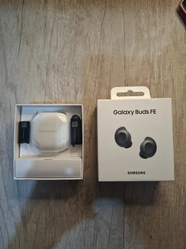 Caixa de carregamento Galaxy Buds FE branca perfeitamente nova, na caixa