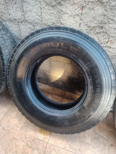 Pneus tração Amuleto 506 295/80