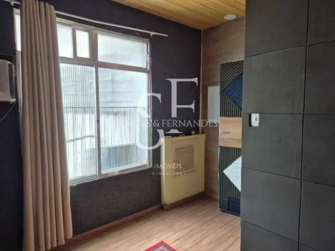 Tijuca - Rua Santo Afonso - Studio de 38m², banheiro e copa.