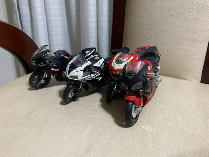 Lote de motos Maisto 1/18 com detalhes