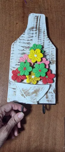 Quadros de madeira rústico, pendurador de chaves, flores coloridas em pátina, fundo branco