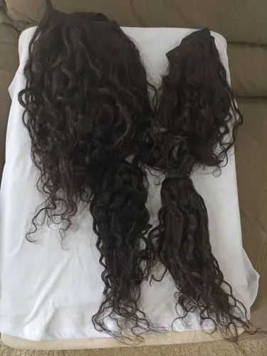Cabelo humano cacheado na tela