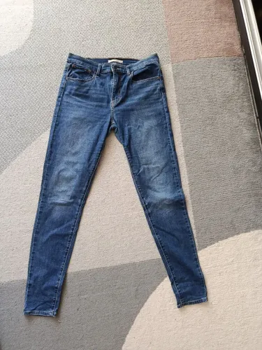 Roupas Zara, Levis e moffice.