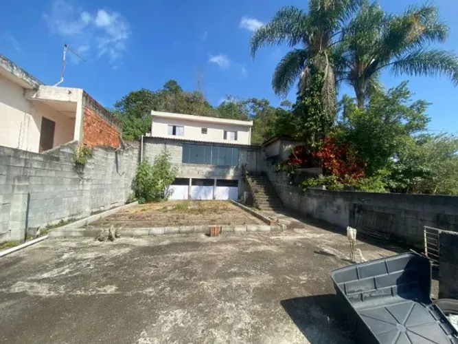 Sobrado, Apartamento e Garagem, 3 dormitórios, 2 banheiros