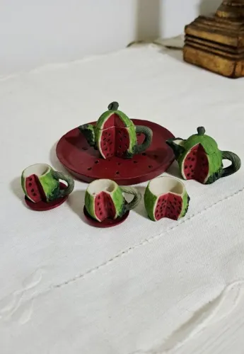 Miniatura de joguinho de chá antigo