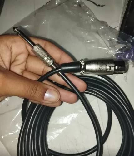 VENDO (2 CABOS) DE MICROFONE P10.