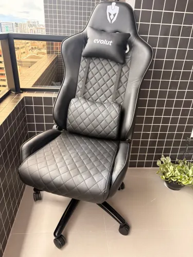 Cadeira Gamer Evolut Preta com Almofadas - Confortável, Regulagem de Altura.