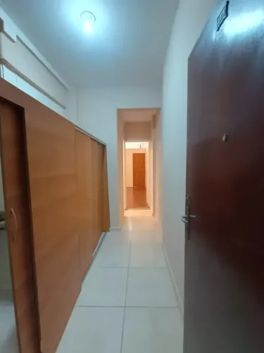 Cozinha, banheiro e sala dividida com quarto.