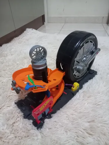 Pista Hot Wheels Super Giro Loja de Pneus. 