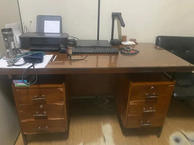 Mesa para escritório com gavetas de madeira e tampão de vidro