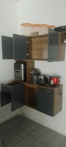 Armário Aéreo de Cozinha em Excelente Estado nas Cores Amadeirado e Grafite - Moderno
