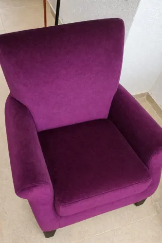 Poltrona roxa de veludo